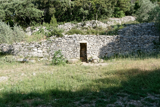 L'abri des garrigues appel&eacute; la capitelle dans le Gard - France