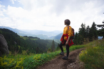 Fototapeta na wymiar tourist girl standing on the trail