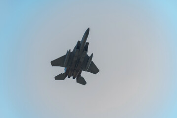 滑空する戦闘機