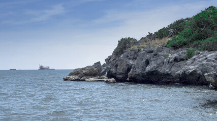 Fototapeta na wymiar The sea and rocks in the beautiful sea of ​​Thailand