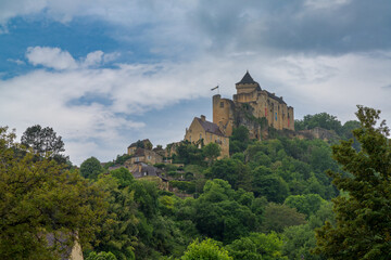 Fototapeta na wymiar view of the castle in Castelnaud-la-Chapelle in the Dordogne Valley under an overcast sky