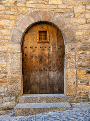 Puertas, ventanas y aldabas pirenaicas 6