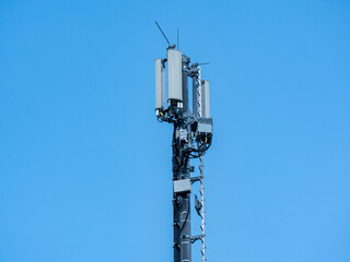Funkmast auf blauen Hintergrund Elektrosmog