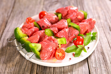 raw barbecue beef skewer and bell pepper