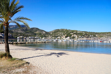 Playa del Puerto de Sóller (Port de Sóller), en la Serra de Tramuntana de Mallorca.
