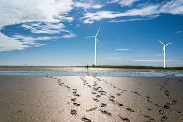 Selbstklebende Fototapeten Windenergie im Wattenmeer an der Nordsee © Animaflora PicsStock