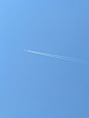 青空に一筋の雲