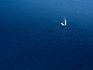 un voilier en mer méditerranée en corse sud - obrazy, fototapety, plakaty