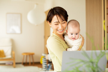 ビデオ電話をする赤ちゃんと母親