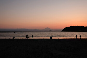 神奈川県逗子市の逗子海岸からの夕日