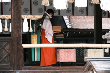 神社の巫女
