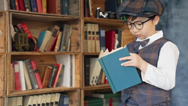 図書室で本を読む少年