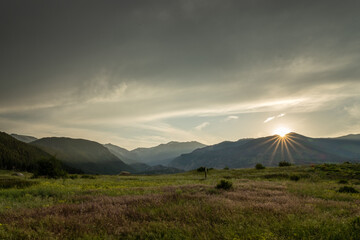 Obraz premium Sunburst Over The Meadow In Glacier Basin