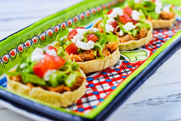 伝統的なメキシコ料理のソペス　コピースペースあり　Traditional Mexican food Sopes with copy space