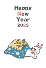 こたつでくつろぐウサギの着ぐるみを着た男性(2023年うさぎ年の年賀状)