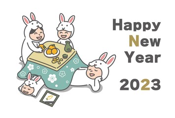 こたつでくつろぐウサギの着ぐるみを着た4人家族(2023年うさぎ年の年賀状)