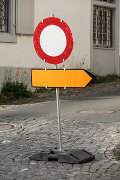 Verkehrszeichen: Fahrverbot mit Umleitungszeichen, kanton Nidwalden, Schweiz