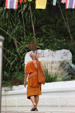 This image is walking forward, taken from behind. at the temple in Thailand Taken on 16-05-2020