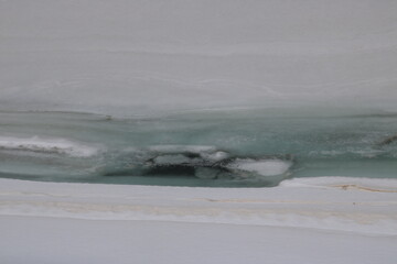 textures, d'eau gel&eacute;e dans un lac de montagne en valais suisse