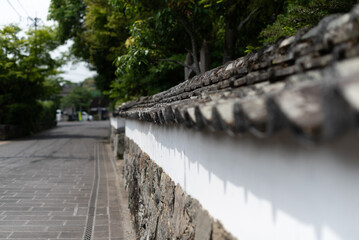城下町の白壁と瓦屋根