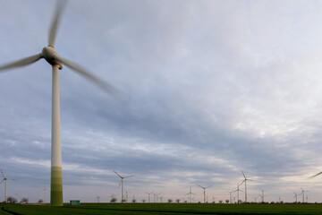 rotierende Windräder in einem großen Windpark  zur alternativen Stromerzeugung - Sachsen-Anhalt...