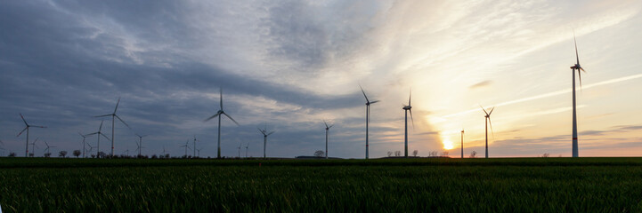 Panoramaansicht eines Windparks im Abendlicht - Windräder in Sachsen-Anhalt Deutschland