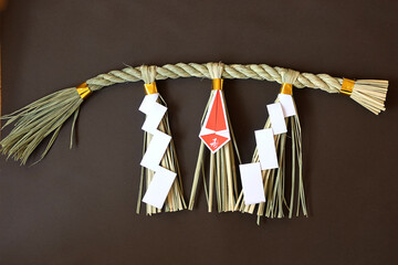 神棚に飾られる稲わらで出来た飾りしめ縄