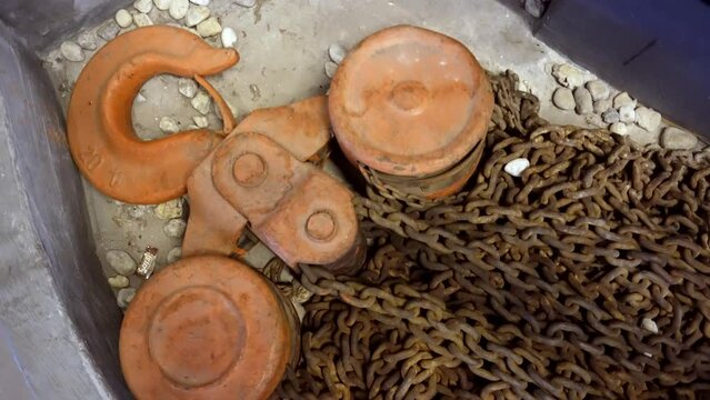 Slowly move and view 20T chain block