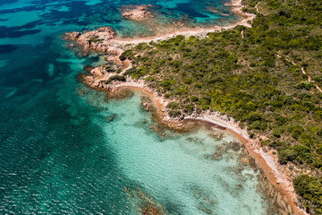 Une vue aérienne du littoral sud Corse et de ses eaux bleues turquoise