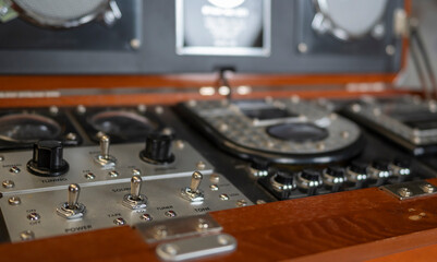 Mandos y teclas de antiguo aparato y sintetizador musical