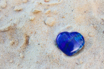 Blaues Herz im Sand
