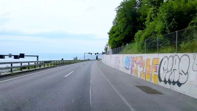 Hyperlapse sur une autoroute Suisse &agrave; la sortie de Montreux