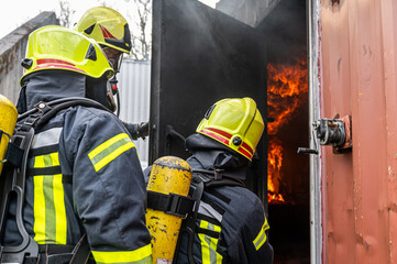 Feuerwehrmänner löschen Feuer - Feuerwehr - 