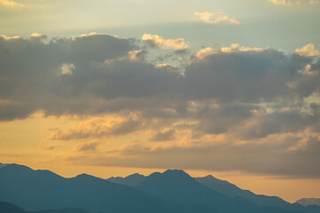 夕方の美しいの山岳風景