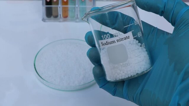 Sodium nitrate used in laboratory or industry 