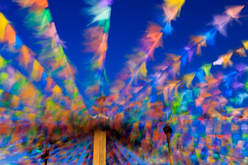 decoração junina com bandeirinhas coloridas em movimento
