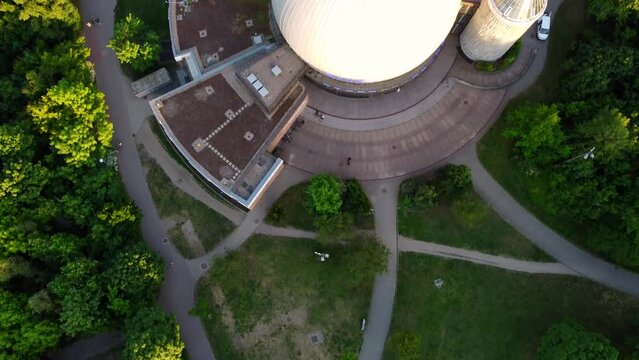 B&uuml;rgeramt Prenzlauer Berg directly at the Zeiss Planetarium
Smooth aerial view flight slowly tilt up drone footage
of Berlin Prenzlauer Allee Summer 2022. Cinematic travel guide by Philipp Marnitz