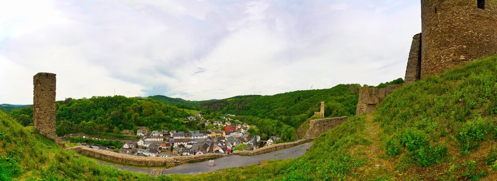 Panoramablick von der L&ouml;wenburg auf das Eifeldorf Monreal in der Vulkaneifel, Rheinland-Pfalz