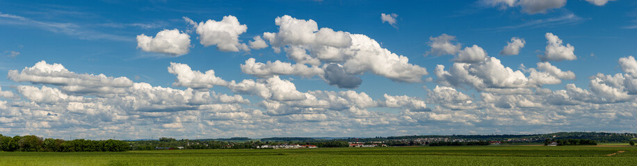 Panoramaansicht der Erdatmosphäre mit blauem Himmel und Cumulus- bzw Schönwetterwolken über dem Horizont