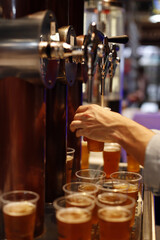 Fototapeta na wymiar barman trabajando sirviendo cervezas