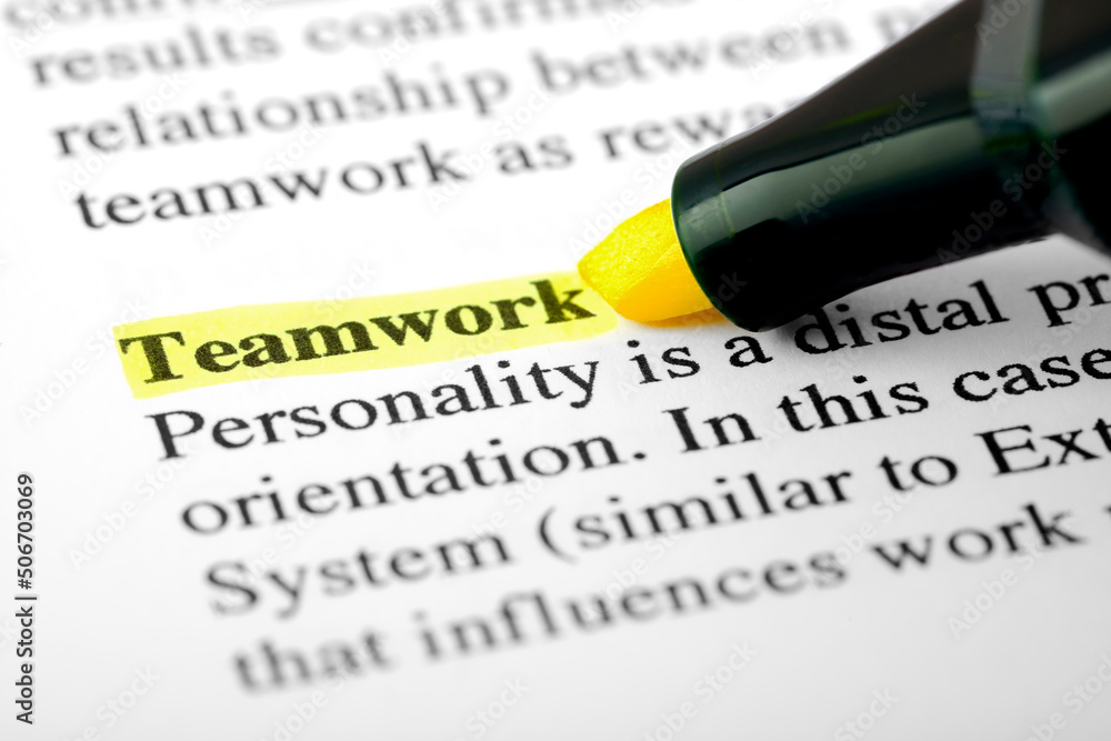 Fototapete teamwork text macro shot highlighted in yellow color on printed paper
