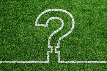 クエスチョンマークが描かれた芝生