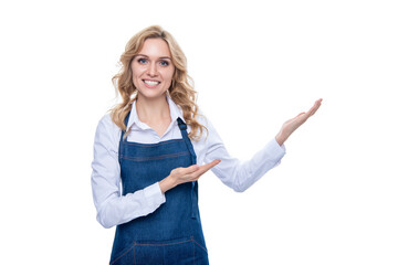 Obraz premium happy housewife woman in apron presenting product isolated on white background