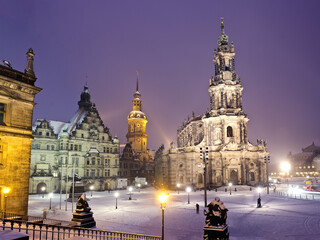 Fototapeta na wymiar Dresdens Schlossplatz im Winter am Abend mit Schnee im Lichterglanz an den Brühlischen Terrassen