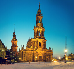 Dresden Schlosskirche am Abend auf dem Schlossplatz, im Schnee, erleuchtet in der blauen Stunde im barocken Glanz