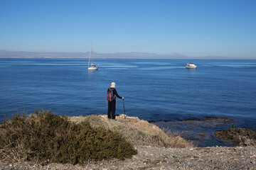 Fototapeta na wymiar Hiker in the Tabarca island with the sea to the background. Alicante, Spain