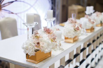 Bouquets of flowers in vase on the wedding table