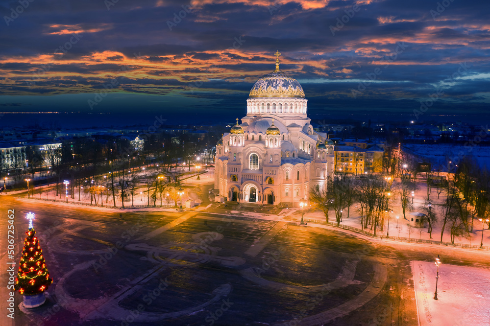 Wall mural Saint-Petersburg, Kronstadt. Christmas in Russia. Christmas evening in Kronstadt. Christmas tree at the St. Nicholas Naval Cathedral in Kronstadt. New Year in Russia. Aerial view of the festive city.