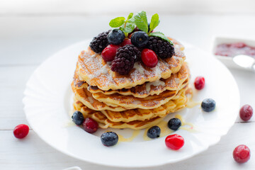 pancakes with berries 