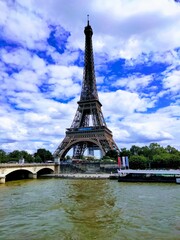 Fototapeta na wymiar Tour Eiffel bleu foncé 